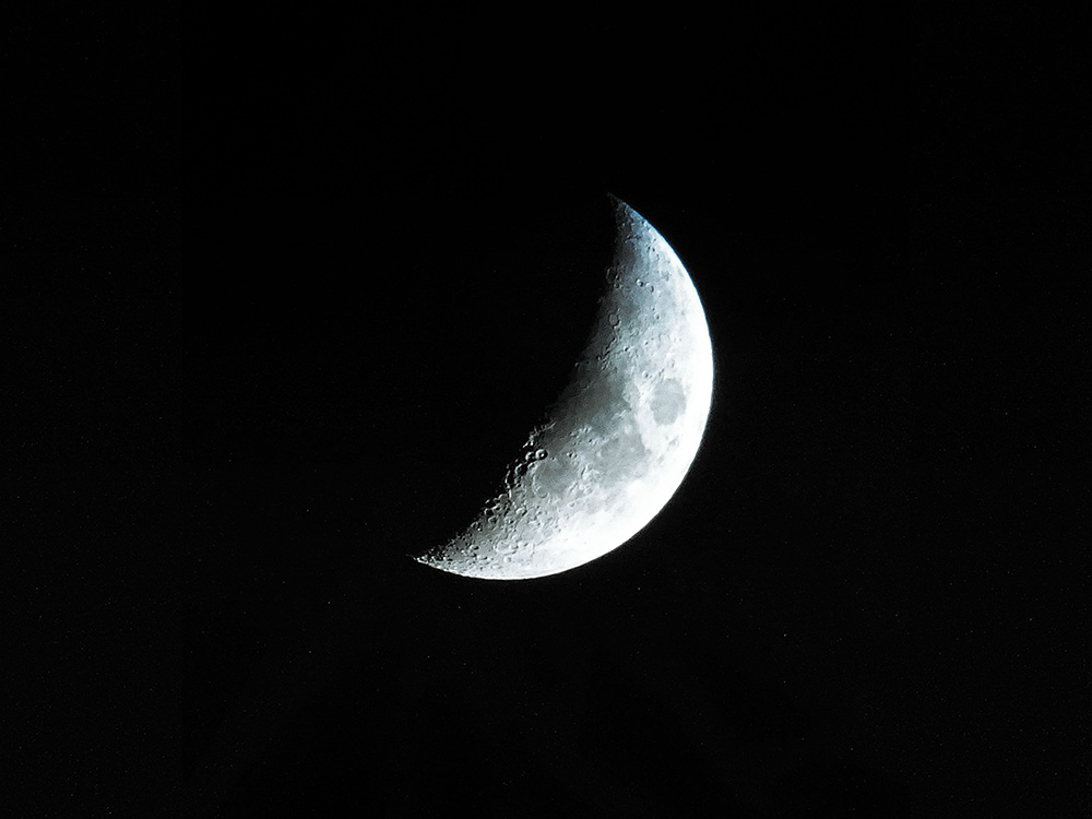 crescent moon at the night sky