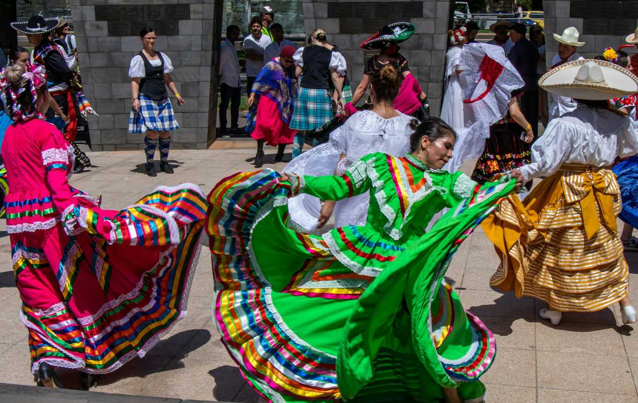 traditional mexican dance performed by mexican dancers using traditional costumes o cinco de mayo