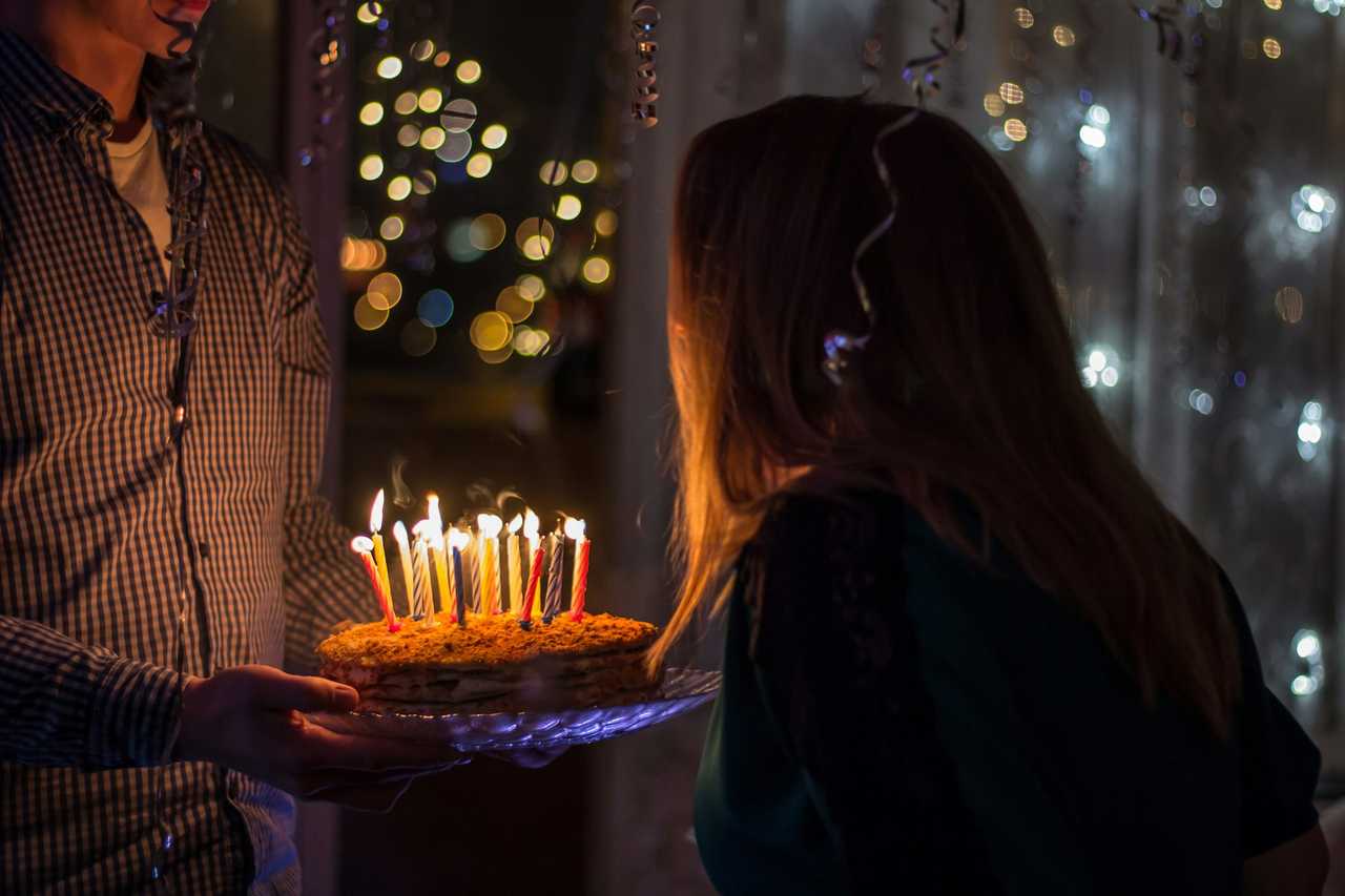 niece blowing candles on her 16th birthday getting happy birthday niece messages